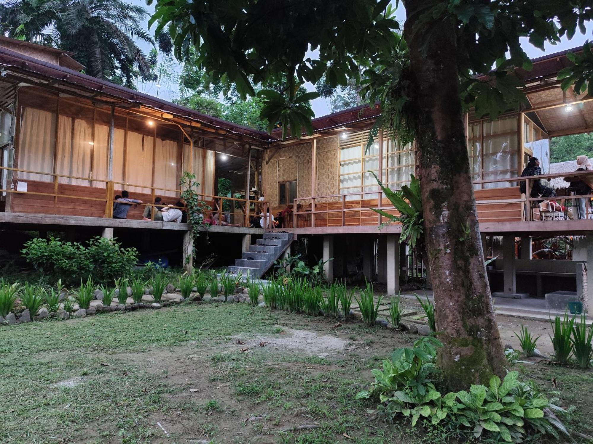 Bua Guesthouse Tangkahan 外观 照片